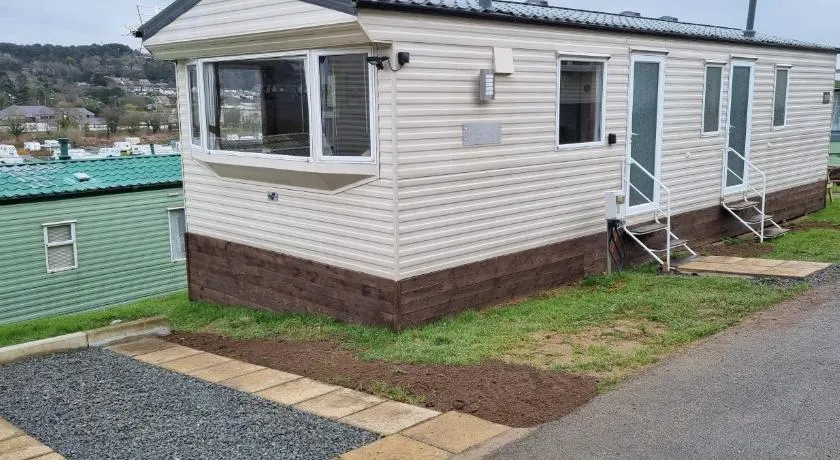Light and Airy 2 Bedroom Mobile Home - Image 1