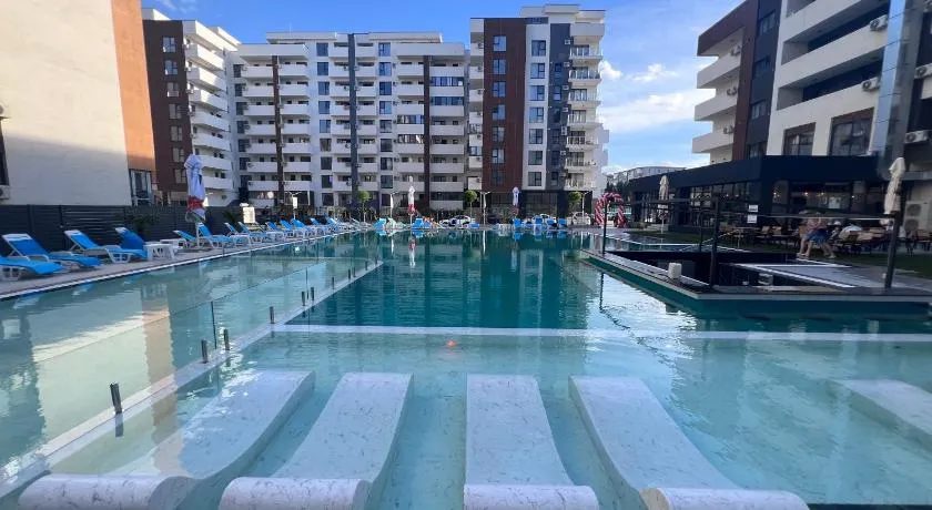 Cosy studio 200m to Subway-Pool-2xAC-Parking-PS4 - Image 1