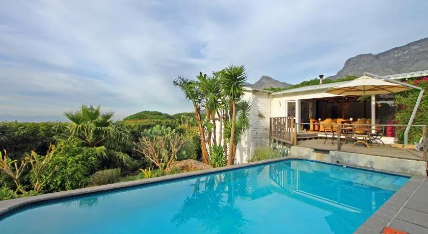 Cape Paradise Lodge and Apartments - Image 1