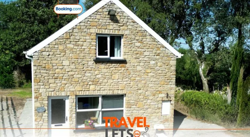 Heartbeat Cottage By Travel Lets Holiday Homes Letterkenny With Private Ensuite Rooms & Garden - Image 1