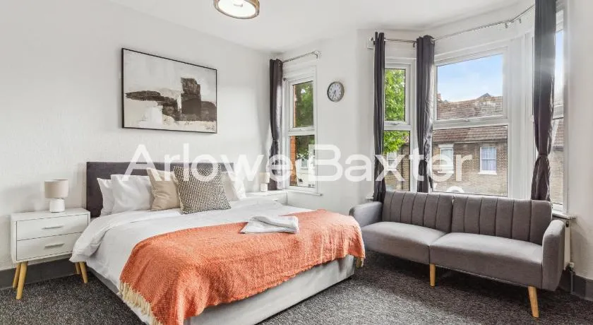 East LDN Guest Rooms and Amenities - Image 1