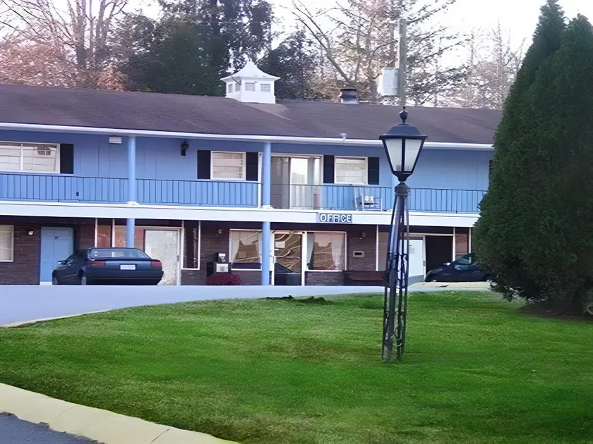 Colonial Inn Franklin - Image 1