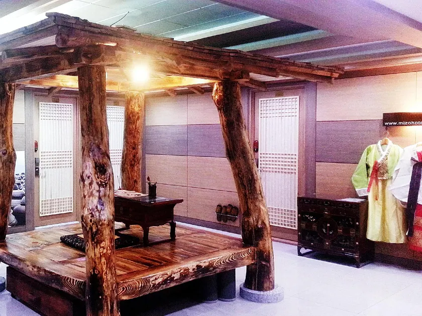 Mizo Hotel - Image 1