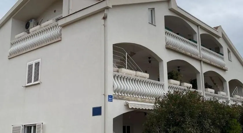 Apartments with parking space Vir - 24614 - Image 1