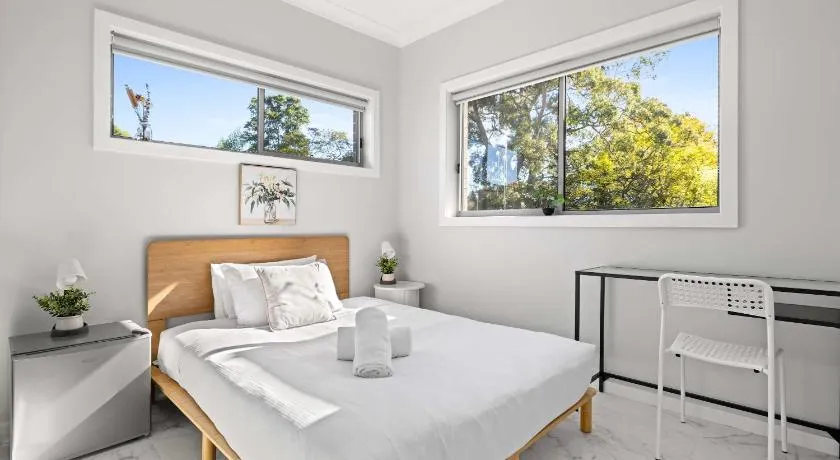 Bright Queen Room - Central Location at Ryde - Shared Bathroom and Amenities - Image 1