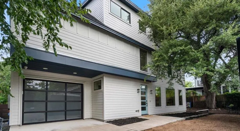 Spacious 5BR Central Austin Home Sleeps 13 - Image 1