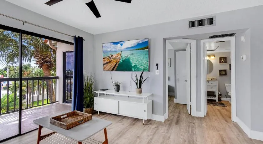 Great 1 bedroom 1 bath condo with heated pool - Image 1