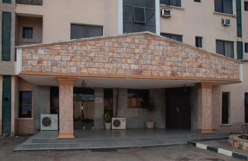 Alfoscar Hotel & Suites - Image 1