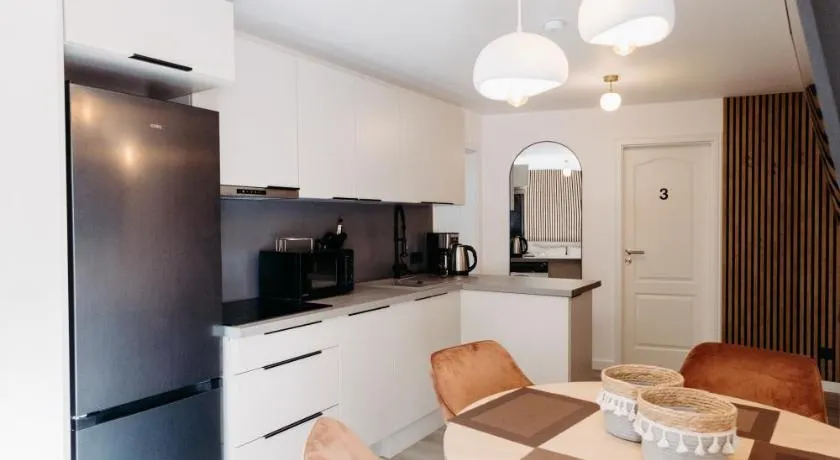 Neues Modernes Apartment, 3 Zimmer, 7 Betten, Küche, 1,5 Badezimmer - Image 1
