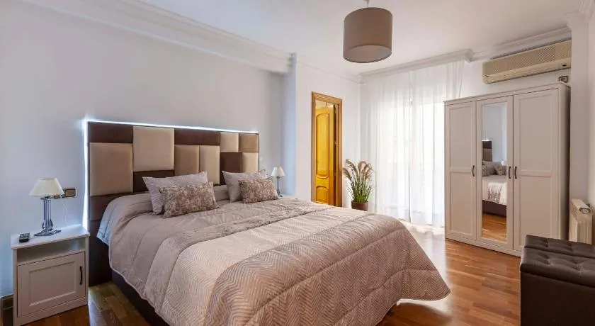Apartamento Mariana Pineda Centro - Image 1
