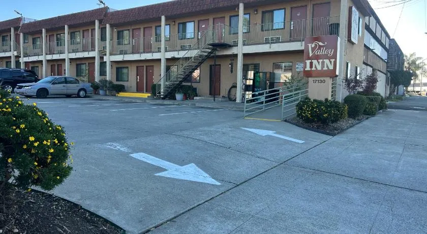 Valley Inn - Image 1