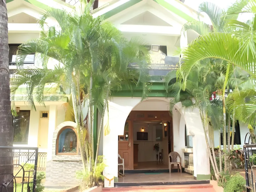 Amigo Plaza Hotel - Image 1