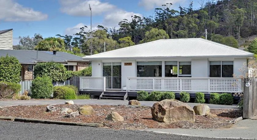 Orford Waterfront Cottage - Image 1