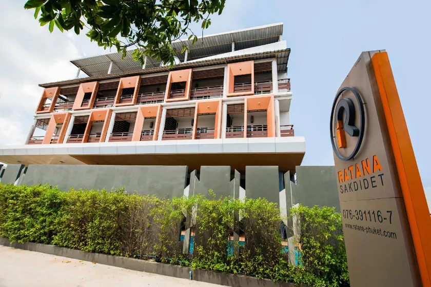 OYO 241 Ratana Hotel Sakdidet - Image 1