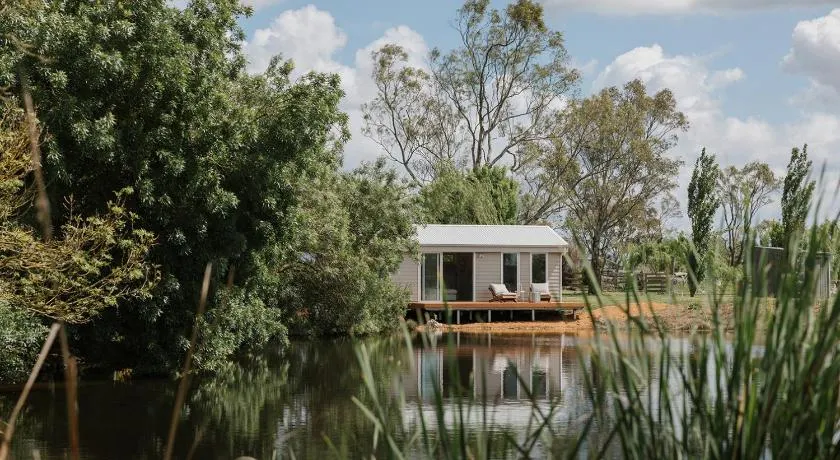 Mewburn Park Retreats - The Lakehouse - Image 1