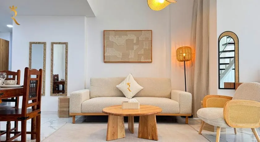 2BR Palm Grove Haven - Chic Luxe Oasis Escape - Image 1