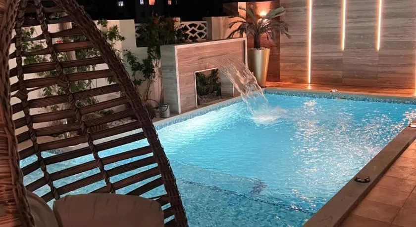 Folla de Luxe Palm Lake Resort Piscine Privative Chauffée - Image 1