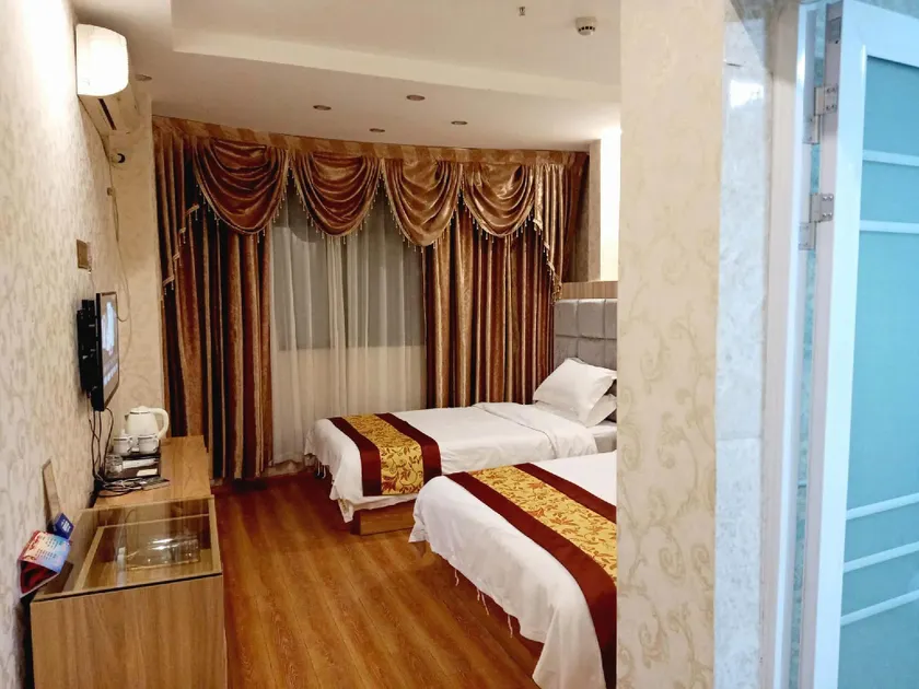 Phoenix Hotel - Image 1