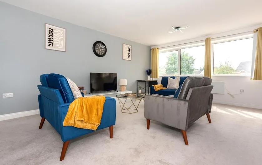 Beautiful Orpington Home w Pool Table and Driveway - Image 1
