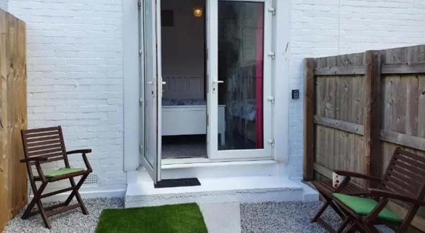 2 BEDROOM FAMILY SUITE , FREE WIFI & Private Car Space & Garden & Entrance , in front of the Pier & Beach , Bedroom1 Double bed ,Bedroom 2 , 3 single beds - Image 1