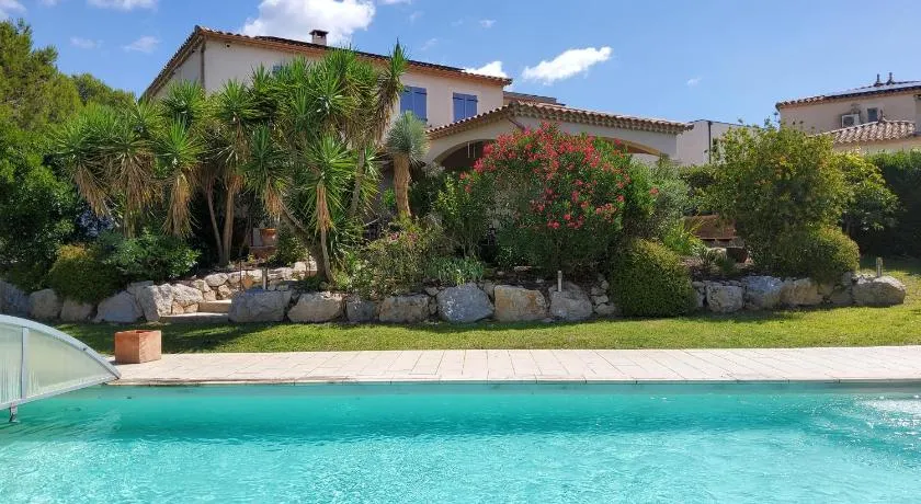 Villa de luxe Provence Les collines d'Ugernum piscine chauffée entre Arles Nîmes Avignon - Image 1
