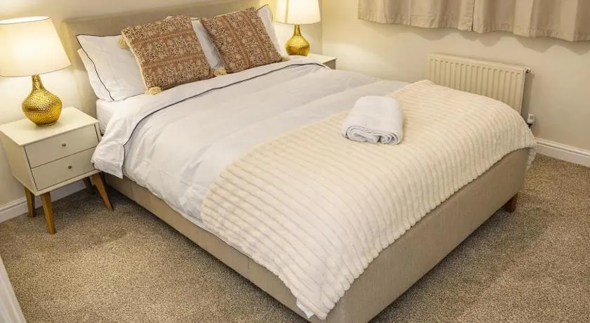 Manchester Stay Hub - 2BR with Free Parking, Near Airport & Attractions - Image 1