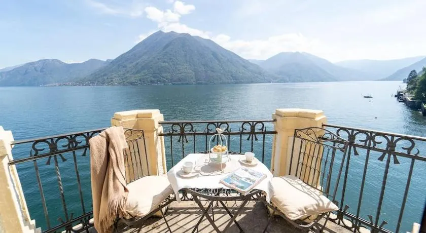 Storica Villa sul Lago di Como con darsena privata - Image 1