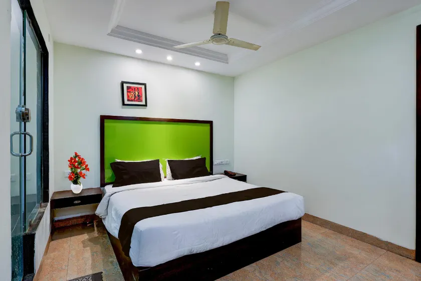 OYO Townhouse Benz Circle MG Road - Image 1