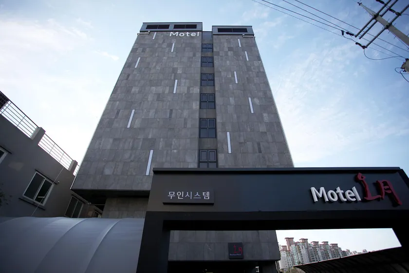 May Ave Hotel - Image 1