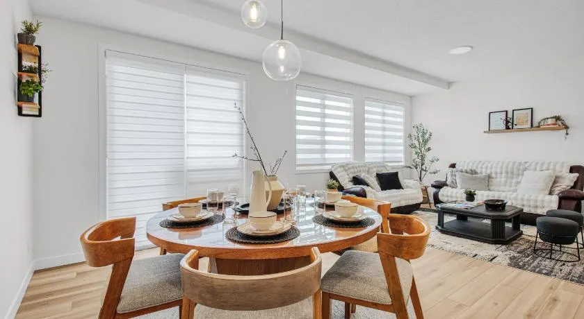 Modern Luxury Cozy Family Vacation Home - King Bed - AC - Sleeps 7 - High speed Wi-Fi - Netflix - Free Garage Parking - close to Airport and West Edmonton Mall - Image 1