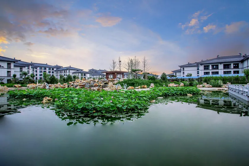 YUN-ZEN Jinling Acrobatics Hotel - Image 1