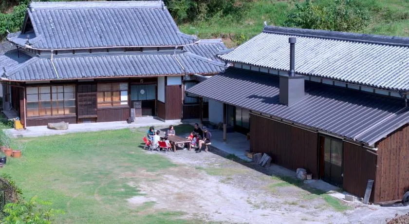 草地家 猫と図書館のある宿 - Image 1