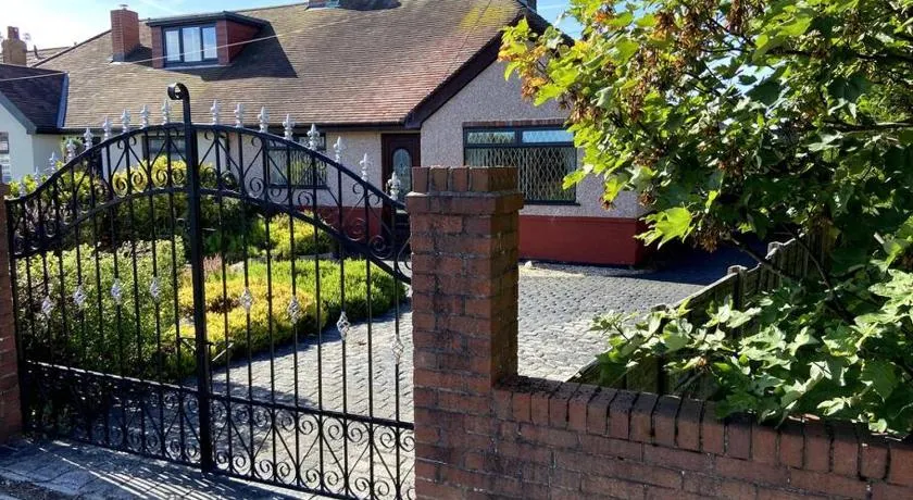 Quiet secluded two bedroom bungalow with parking - Image 1