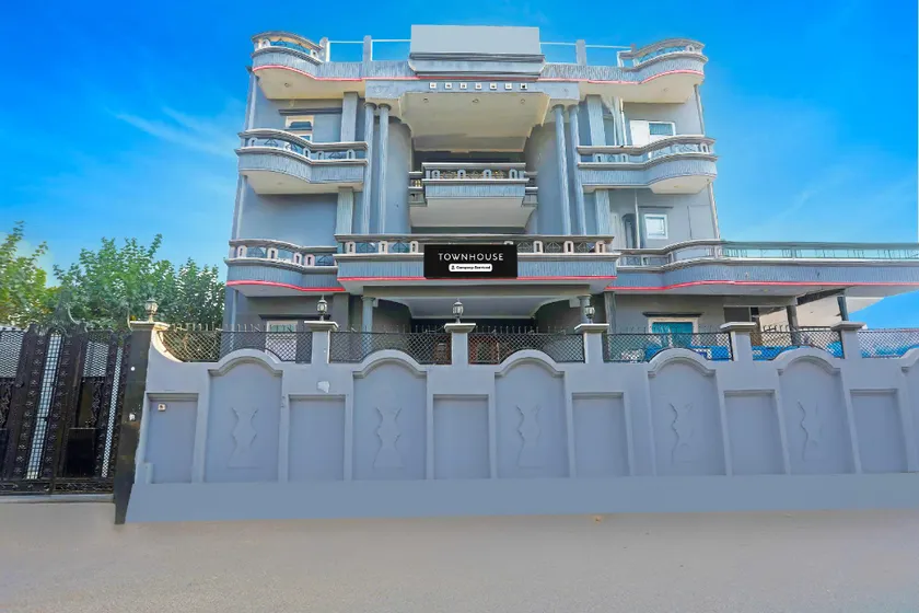 Super OYO Townhouse Vijay Khand Gomti Nagar - Image 1