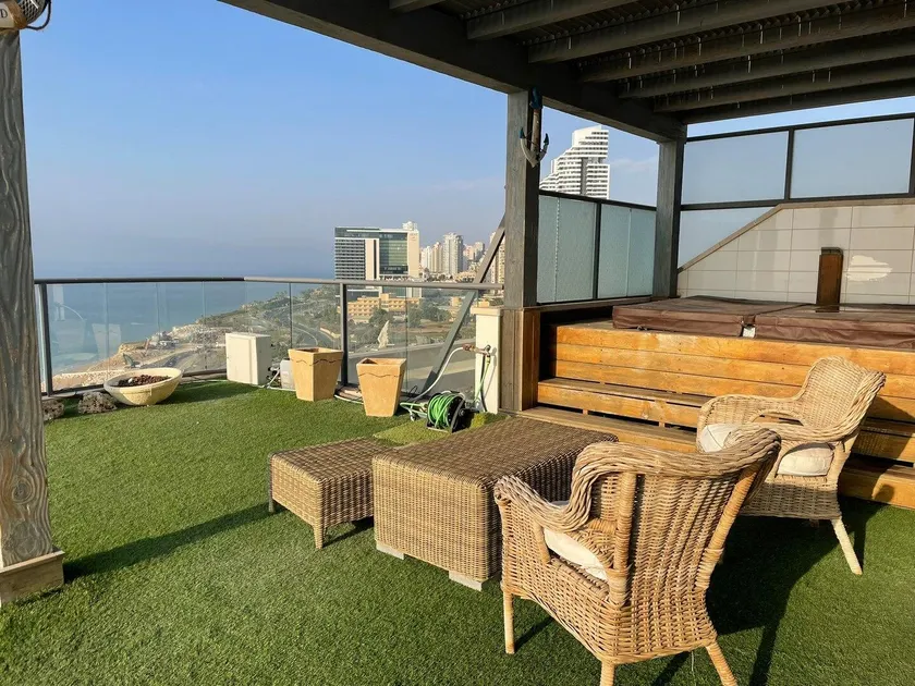 Jacuzzi Penthouse with wide Sea View in Natanya - Image 1