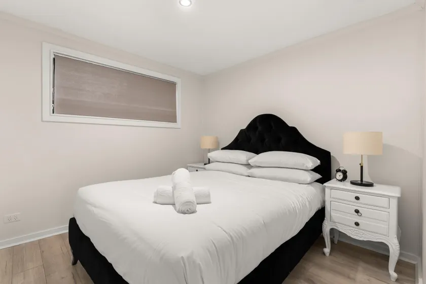 Bright 1-Bed Apartment with Garden Views - Image 1