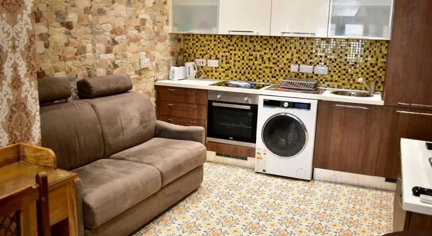 City centre Pied-à-Terre near food market and walking distance to bus terminus - Image 1