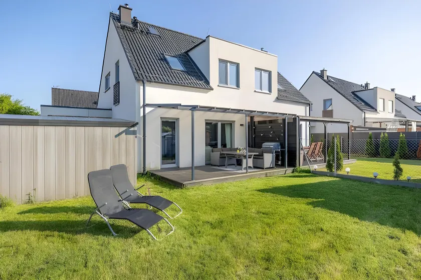 Holiday home, 3 bedrooms, private garden - Image 1
