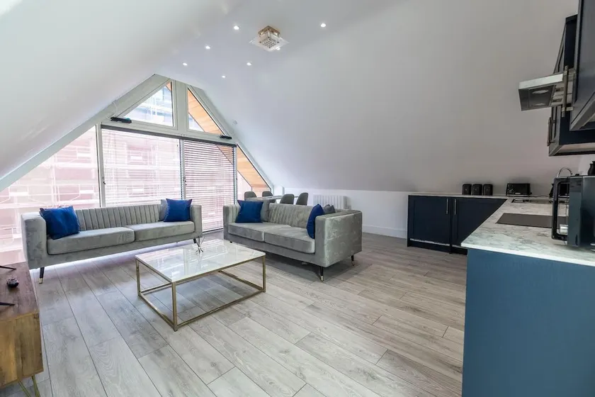 Pent House | Town Centre | Stunning and Spacious - Image 1