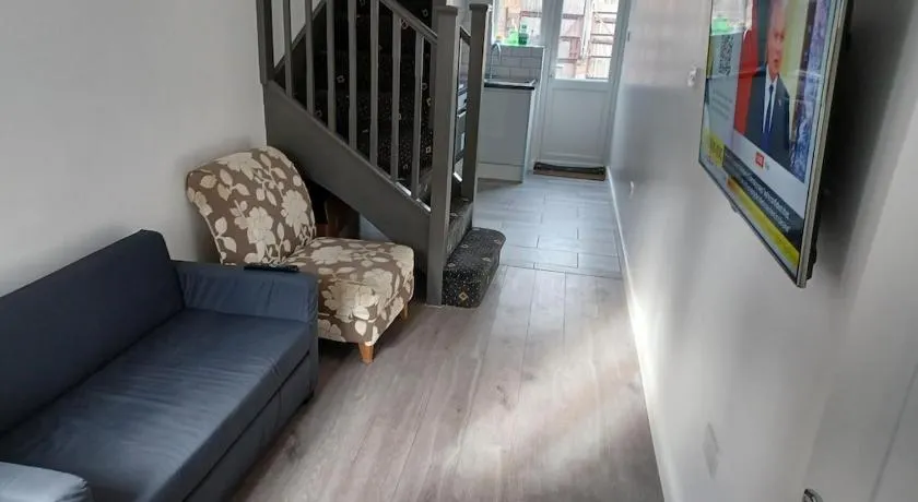 Bethel- beautiful new 1 bed house near Erith station - Image 1