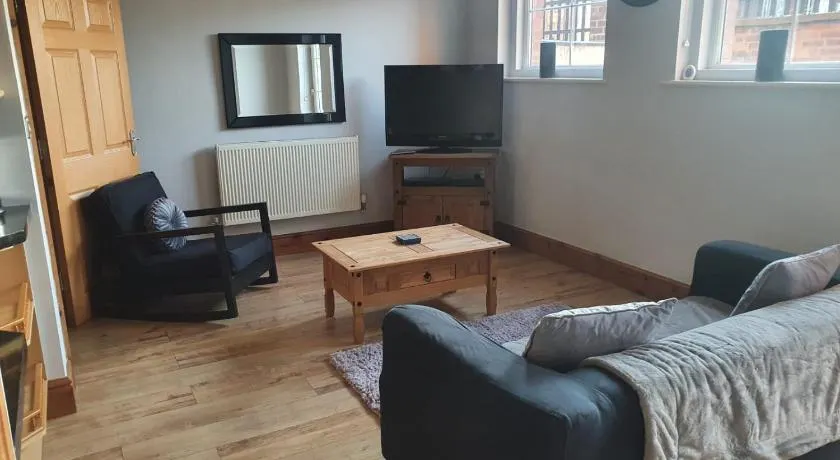 Spacious 2 bed appartment next to BAE with spa bath - Image 1