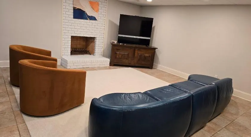 Entire Private 1BR Apartment, Private Entrance, Full Kitchen, Parking - Image 1