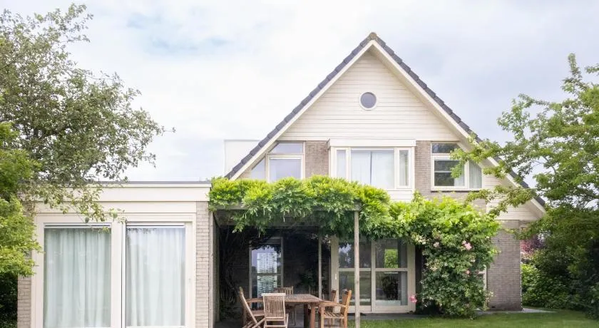 Spacious 8 Guest Water Villa in Terherne - Image 1