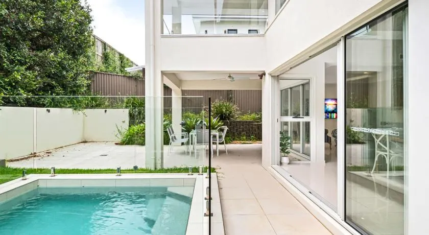 Luxury Hilltop Brand-New 5BD Holiday Home - Image 1