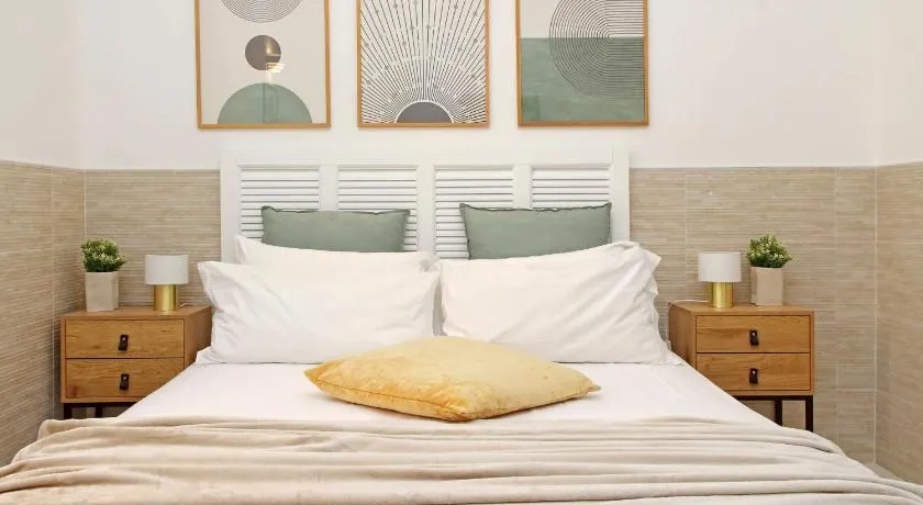 Opera Inn Suites - Rooms and Apartments - Image 1