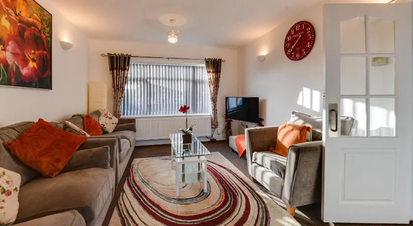 3 BR Home l Free Parking l 5 Guests l Garden l Long Stays l - Image 1