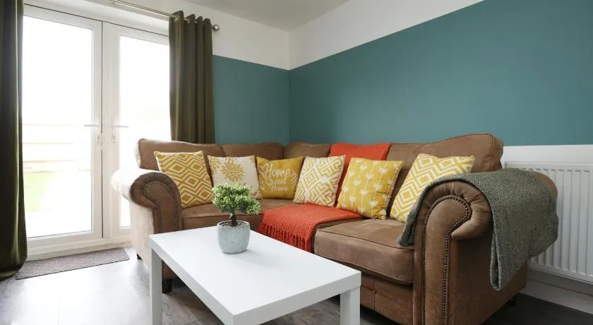 Homington House By N And N Stays, Perfect for Contractors and Workers, Private off road Parking for 2 vehicles, Fast Wifi - Image 1
