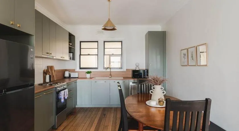 Modern 3-Bed Coastal Escape - Image 1