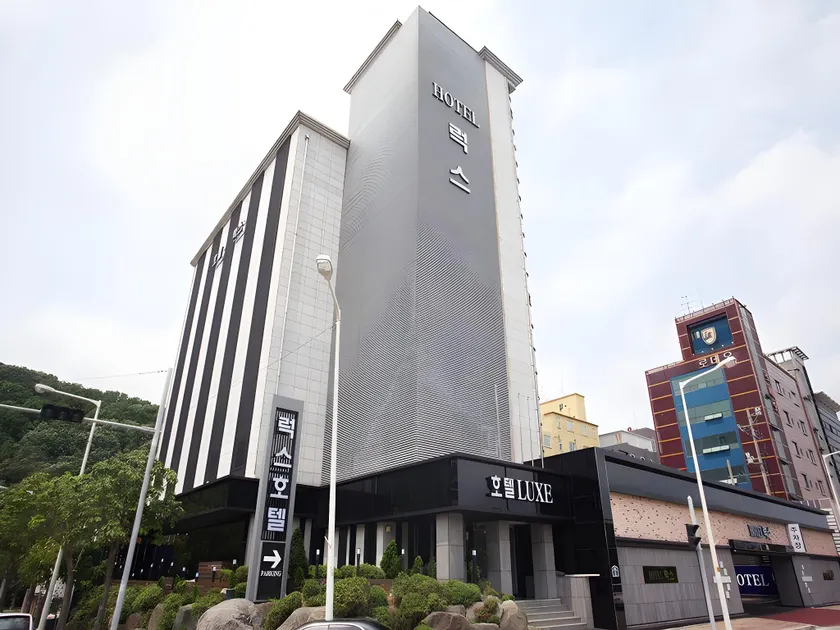 Hotel Luxe - Image 1