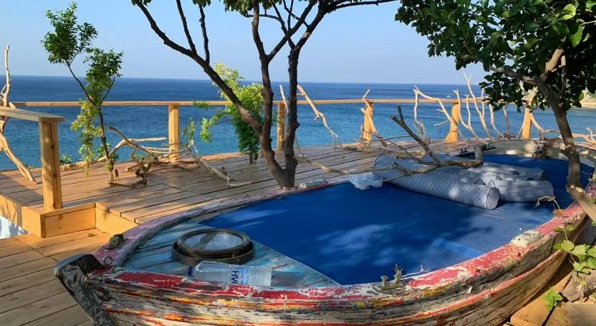House with balcony on the sea - Image 1